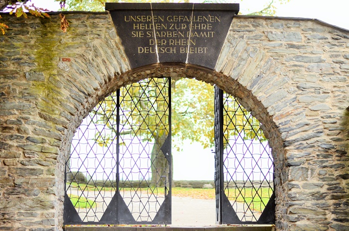 Deutschlandtour_Bullitour_Deutschlandreise_Reise durch Deutschland_mit dem Bulli durch Deutschland_Flitterwochen in Deutschland_Hochzeitsreise durch Deutschland_Andrenach_Koblenz_4 (7786770)